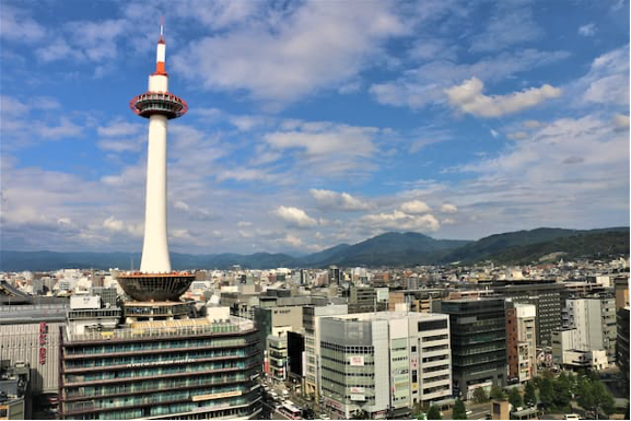 晴れの日の京都タワー